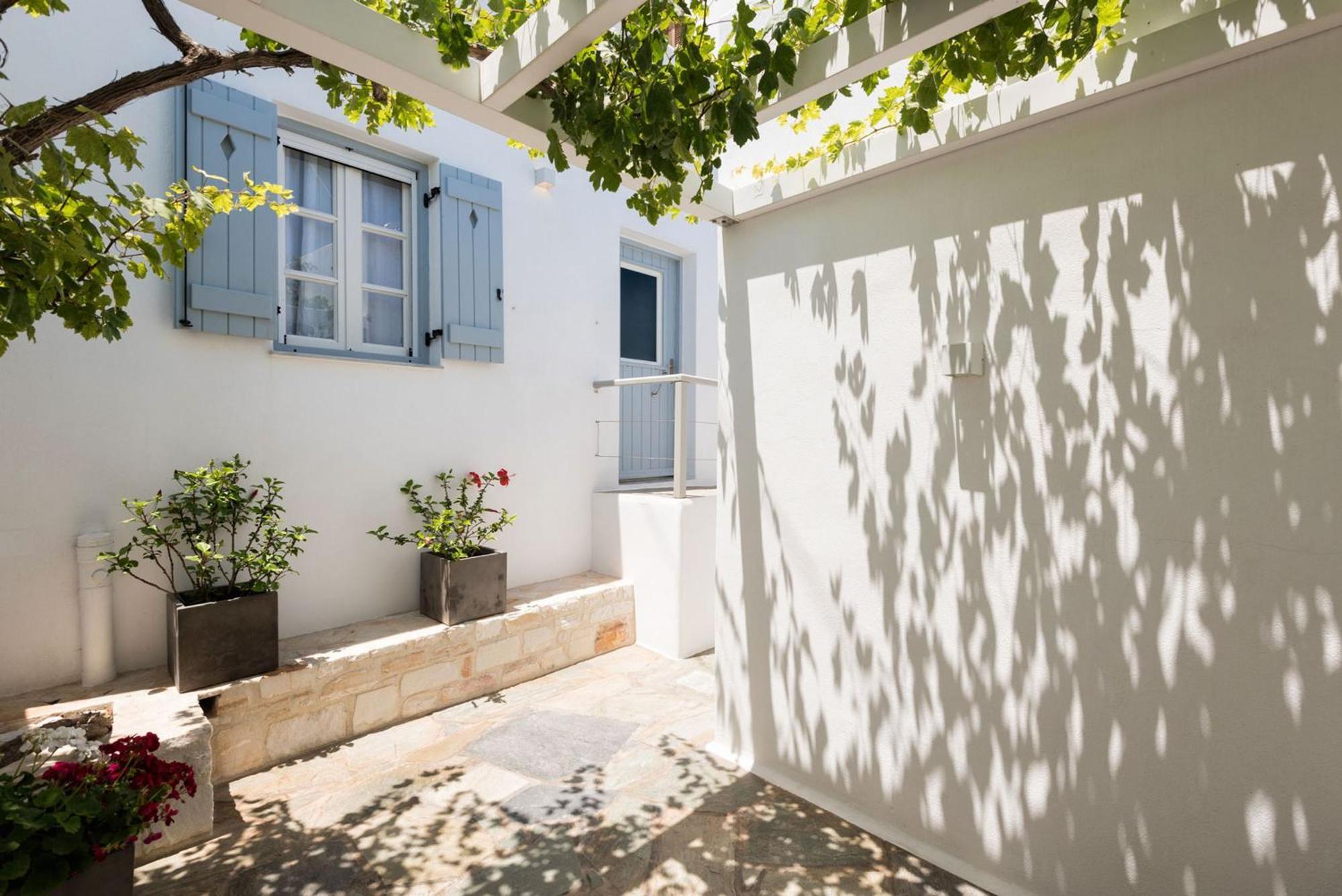 Michael Zeppos Studios Naousa  Luaran gambar